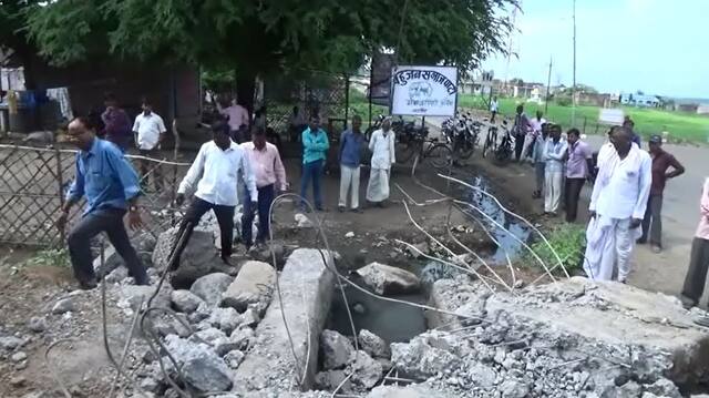 बांधलेल्या पुलाचे पैसे न दिल्याने कंत्राटदाराने पूलच तोडला!