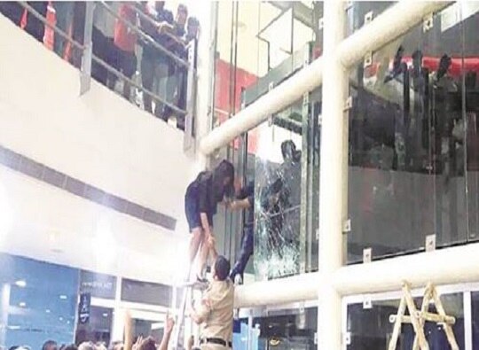 Gurugram Police Break Glass Of Lift To Rescue 20 Stuck In Mall Lift Latest Update एकत्र जाण्याचा अट्टाहास, मॉलच्या लिफ्टमध्ये 20 जण अडकले