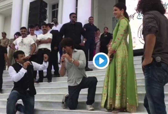 Shahrukh Khan Sang A Bhojpuri Song For Anushka Latest Updates वाराणसीत शाहरुखचा भोजपुरी गाण्यावर ठेका, व्हिडीओ व्हायरल