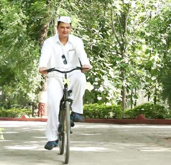 Akola Collector Campaign For 712 On Bicycle Latest Updates ऑनलाईन 7/12 च्या जनजागृतीसाठी जिल्हाधिकाऱ्यांची सायकलवारी!