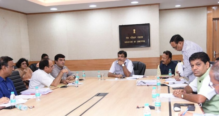 Nitin Gadkari Chaired The Meeting On Road Issues Of Maharashtra Mos Tourism Madan Yerawar Mps From Maharashtra Present मुंबई-गोवा हायवेसाठी 18 हजार कोटी, कल्याण- ठाणे-मुंबई लवकरच जलमार्ग