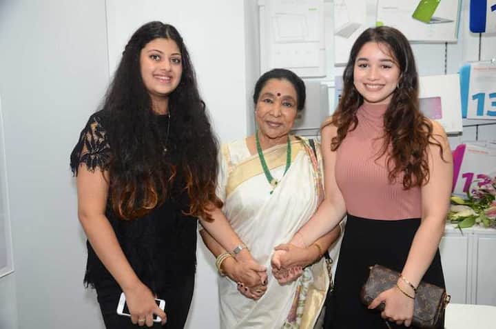 ज्येष्ठ गायिका आशा भोसले यांची नात जनाई आणि मास्टर ब्लास्टर सचिन तेंडुलकरची मुलगी सारा तेंडुलकर एकत्र दिसून आल्या. अॅपल स्टोअर लाँचिंगसाठी सारा तिची आई अंजली तेंडुलकरसोबत कार्यक्रमाला उपस्थित होती.