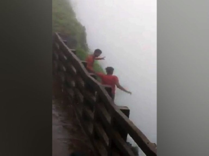 Sindhudurg Two Died Falling In Riff After Consuming Alcohol Latest Update VIDEO : सेल्फी नव्हे, दारुच्या नशेत तरुणांचा दरीत कोसळून मृत्यू