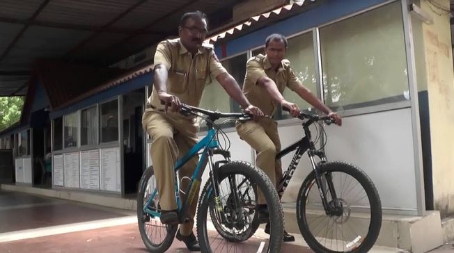Chandrapur Cycle Patroling By Police Latest Updates चारचाकी किंवा दुचाकी नव्हे, पोलिस आता सायकलवर