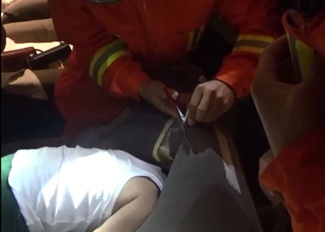 Boy In China Freed After Getting Stuck In Massage Table Latest Update 4 वर्षांच्या चिमुरड्याचं डोकं मसाज टेबलमध्ये अडकलं