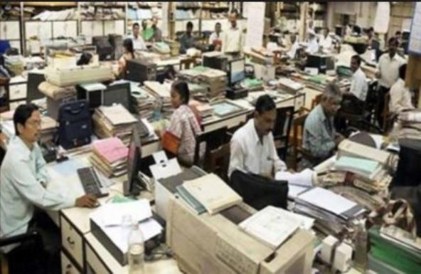 state govts new descision about 30 percent cut in employees latest marathi news updates सरकारी नोकऱ्यांमध्ये राज्य सरकारकडून 30 टक्के कपातीची शक्यता