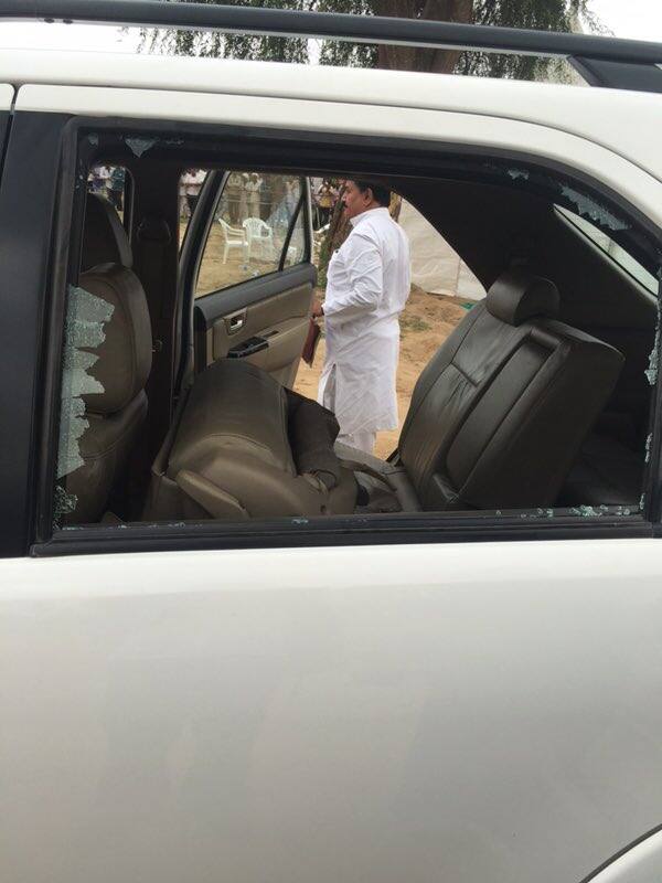 काँग्रेस उपाध्यक्ष राहुल गांधी यांच्या कारवर दगडफेक करण्यात आली. गुजरातमधील बनासकांठा इथं राहुल गांधींच्या गाडीवर दगडफेक झाली. या दगडफेकीत राहुल गांधींच्या कारच्या मागच्या बाजूच्या काचा फुटल्या आहेत.