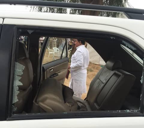 गुजरातमध्ये राहुल गांधींच्या गाडीवर दगडफेक गुजरातमध्ये राहुल गांधींच्या गाडीवर दगडफेक