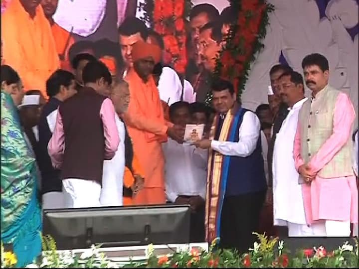 औरंगाबादमधील गवळी शिवरामध्ये आयोजित करण्यात आलेल्या 170 व्या अखंड हरिनाम सप्ताहाची सांगता झाली. यावेळी मुख्यमंत्री देवेंद्र फडणवीस, विधानसभेचे अध्यक्ष हरिभाऊ बागडे आणि जलसंधारण मंत्री राम शिंदेंनी हजेरी लावली. 