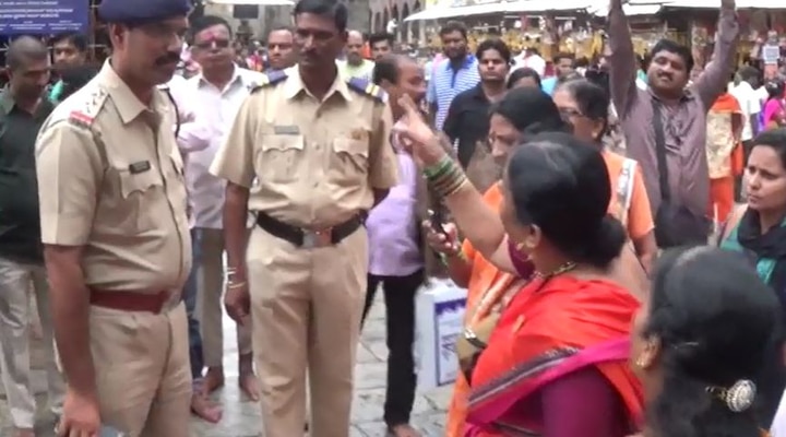 Controversy In Ambabai Temple In Kolhapur Latest Updates अंबाबाई मंदिरात महिलांचा गोंधळ, पुजाऱ्याला बाहेर काढलं!