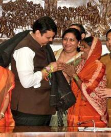 100 शेतकरी महिलांचं मुख्यमंत्र्यांना रक्षाबंधन