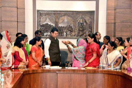 शेतकरी कुटुंबातील महिलांनी मुख्यमंत्र्यांचं औक्षण करुन त्यांना राखी बांधली.