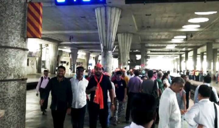 नवी मुंबई : मराठा मोर्चासाठी लाखो मराठा बांधव मुंबईत दाखल झाले आहेत. भायखळा येथून मराठा मोर्चाला सुरुवात होणार आहे. नवी मुंबईत पार्किंगची व्यवस्था केल्यामुळे जवळपास सर्व मराठा बांधव लोकलने मोर्चास्थळाकडे रवाना झाले आहेत. यामुळे सर्व स्टेशनांवर मोठी गर्दी पाहायला मिळत आहे. (खारघर स्टेशन)