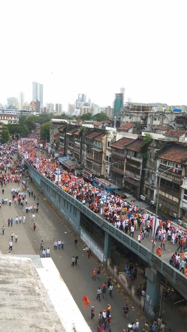 आरक्षणासह विविध मागण्यांसाठी मराठा समाजाच्या वतीने मुंबईत मूक मोर्चा काढण्यात आला. राज्यभरात जे 57 मोर्चे काढण्यात आले, त्याचप्रमाणे शांततेत आणि शिस्तबद्ध पद्धतीने हा मोर्चा काढण्यात आला. मोर्चाची शिस्त कशी असावी, याचं एक आदर्श उदाहरण मराठा समाजाने या मोर्चातून दाखवून दिलं.(सर्व फोटो : ट्विटर)