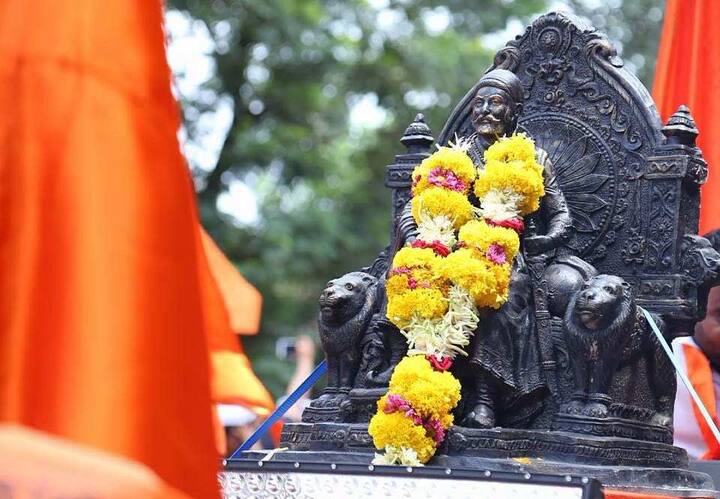 आरक्षणासह विविध मागण्यांसाठी मराठा समाजाच्या वतीने मुंबईत मूक मोर्चा काढण्यात आला. राज्यभरात जे 57 मोर्चे काढण्यात आले, त्याचप्रमाणे शांततेत आणि शिस्तबद्ध पद्धतीने हा मोर्चा काढण्यात आला. या मोर्चाचे सर्व फोटो...
