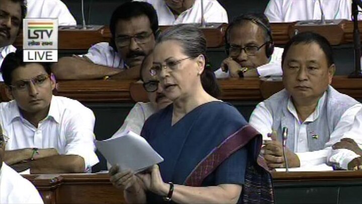 Sonia Gandhi Attacks On Rss Latest Update देशाच्या स्वातंत्र्यात काडीचं योगदान नसणाऱ्यांचं राज्य : सोनिया गांधी