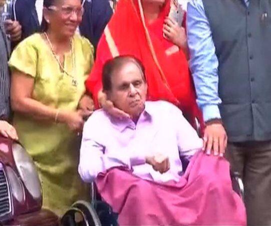 Mumbai Yesteryear Actor Dilip Kumar Given Discharge From Lilavati Hospital Latest Update दिलीप कुमार यांना लीलावतीतून डिस्चार्ज, प्रकृतीत सुधारणा