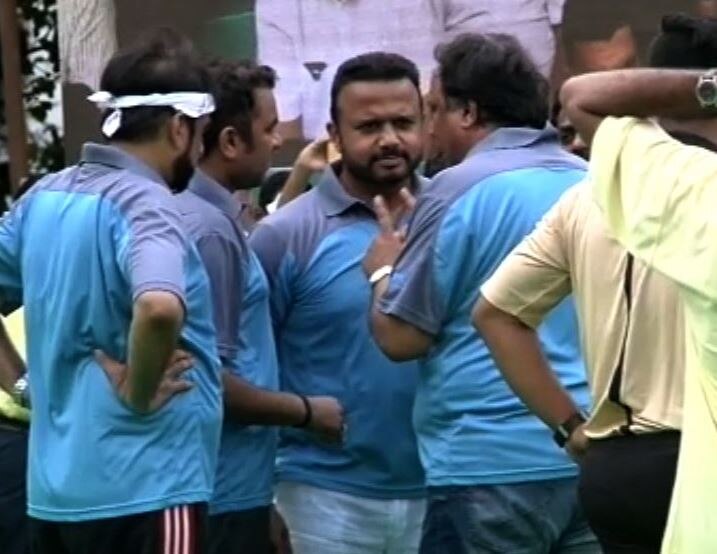 यावेळी मुख्यमंत्री देवेंद्र फडणवीस यांनी फुटबॉलला किक मारून सामन्याचा शुभारंभ केला.