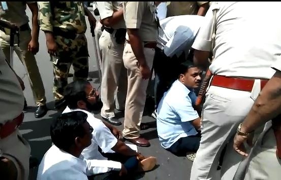 Mumbai Ncp Mla Sanjay Kadam Protests Against Traffic Jam On Road Latest Update वाहतूक नियंत्रणास पोलिसाचा नकार, आमदाराचा भररस्त्यात ठिय्या
