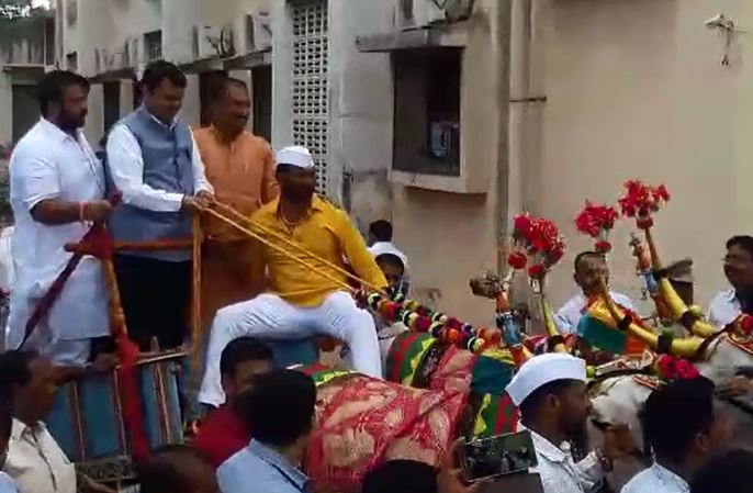पिंपरीत मुख्यमंत्री फडणवीसांकडून बैलगाडीचं सारथ्य