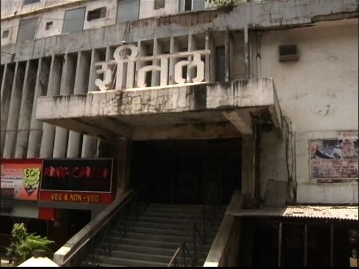 Kurlas Shital Cinema Theater Building More Dangerous But Bmc Issue Notice Only कुर्ल्यातील शितल सिनेमागृहाच्या इमारतीच्या पिलरशी छेडछाड