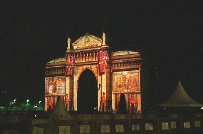  त्यामुळे या दोन्ही वास्तू तिरंगी रंगाच्या रोषणाईने न्हाऊन निघाल्या आहेत.