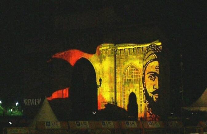 इथे कधी तिरंगा, कधी स्वातंत्र्यसेनानी, कधी मुंबई, गणपती, शिवाजी महाराज, तर कधी मुंबईची लाईफलाईन लोकल तिरंगी रंगातून दाखवण्यात येत आहे.