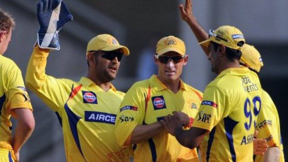 Dhoni Must Go Out On Own Terms Michael Hussey Latest Update धोनीला जेव्हा वाटेल तेव्हाच तो निवृत्ती घेईल : हसी