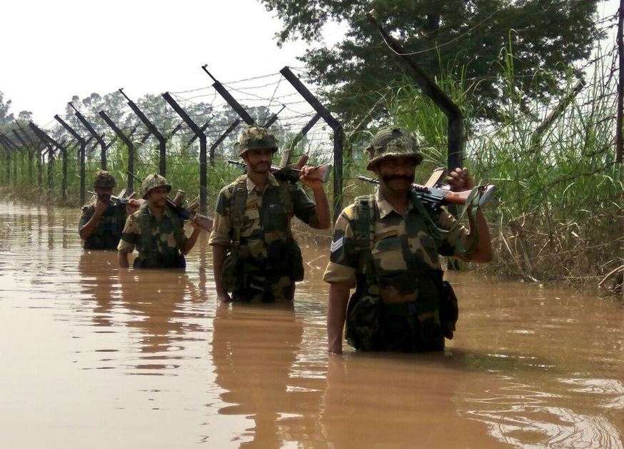 छातीपर्यंत पाण्यात मातृभूमीचं रक्षण, बीएसएफ जवानांना सलाम