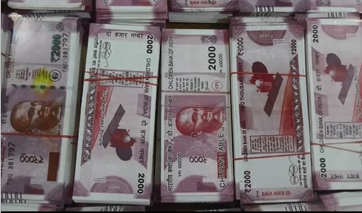 police raid on fake currency printing factory in tembhurni टेंभुर्णीत बनावट नोटा छापखान्यावर कारवाई, आरोपींची पोलिसांवर दगडफेक