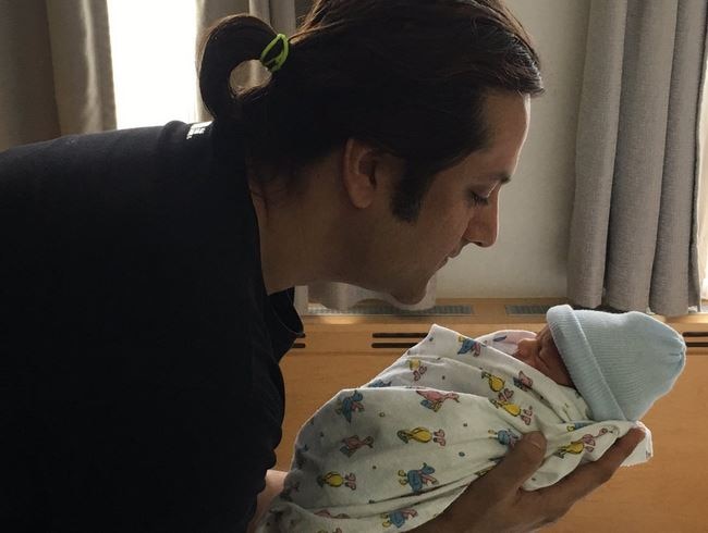 Actor Fardeen Khan Blessed With Baby Boy Shares First Photo Of Son Azarius Latest Update अभिनेता फरदीन खान पुन्हा बाबा झाला, बाळाचं नाव..