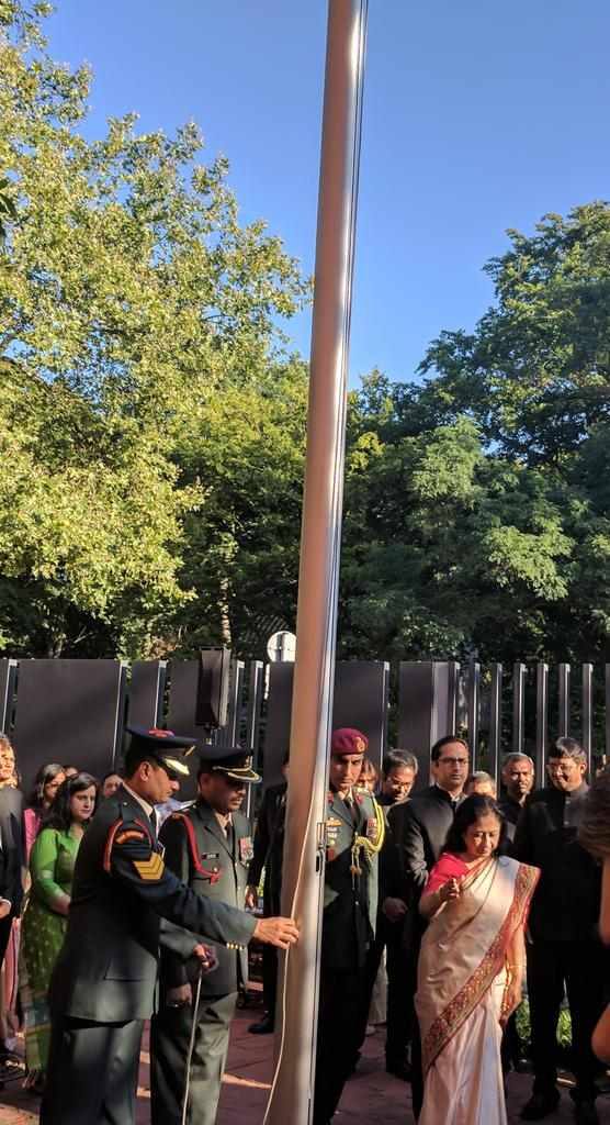  जगभरातील वेगवेगळ्या देशात भारताचा स्वातंत्र्य दिन साजरा करण्यात आला. अनेक देशामधील भारतीय दूतावसातील अधिकाऱ्यांनी आणि तेथील भारतीय नागरिकांनी ध्वजारोहण करुन स्वातंत्र्य दिन साजरा केला. 