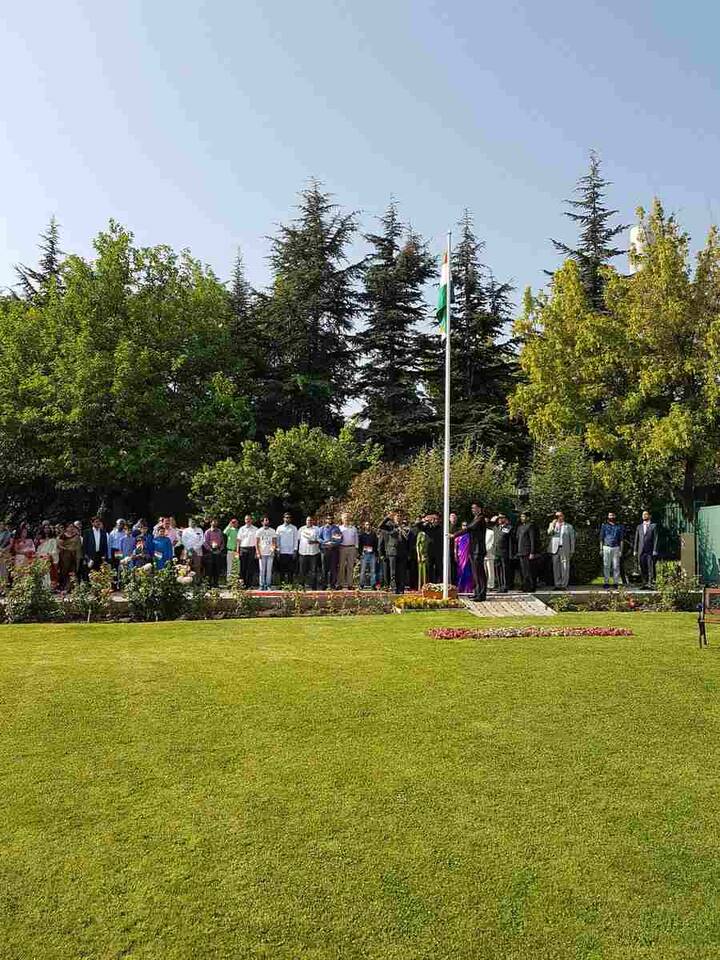 तुर्कीमधील भारतीय दूतावासातील अधिकाऱ्यांनी ध्वजारोहण केलं. 