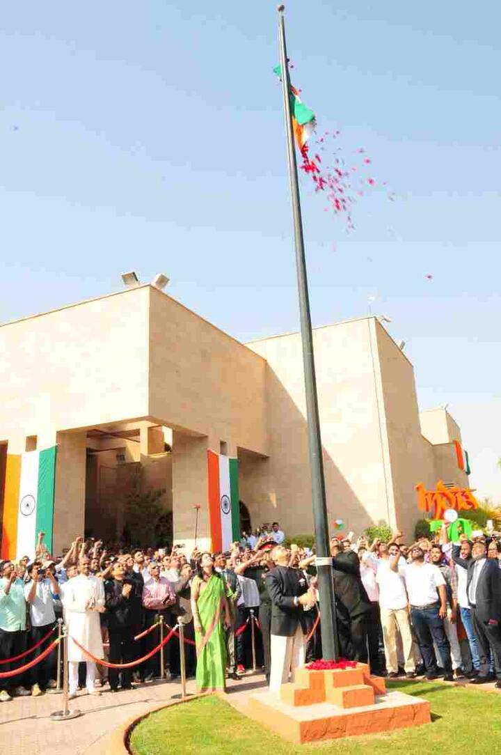 सौदी अरबमधील भारतीय दूतावासातील अधिकाऱ्यांनी ध्वजारोहण केलं. 