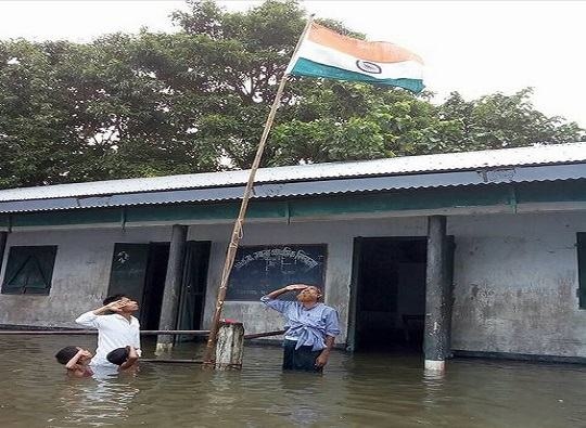 Photo Of School Kids From Flooded Assam Saluting The National Flag Is Going Viral Latest Update कंबरेपर्यंत पुराच्या पाण्यातही चिमुरड्यांचा तिरंग्याला सलाम