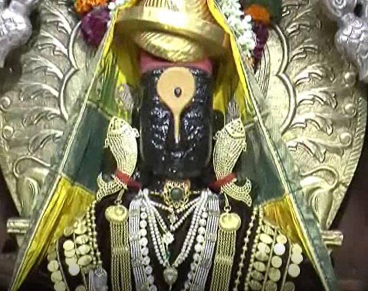 स्वातंत्र्य दिनानिमित्त विठ्ठल-रखुमाईला पारंपरिक दागिन्यांनी सजवण्यात आले होते. 