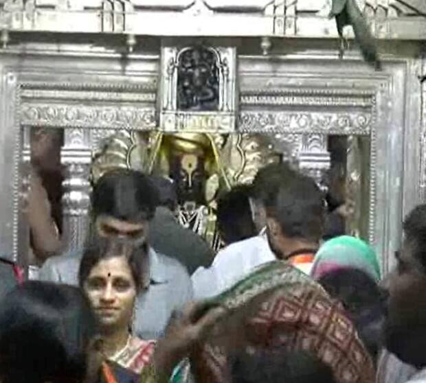 विठ्ठल-रखुमाईचे साजरे रूप पाहण्यासाठी भाविकांनी मंदिरात मोठी गर्दी केली होती.
