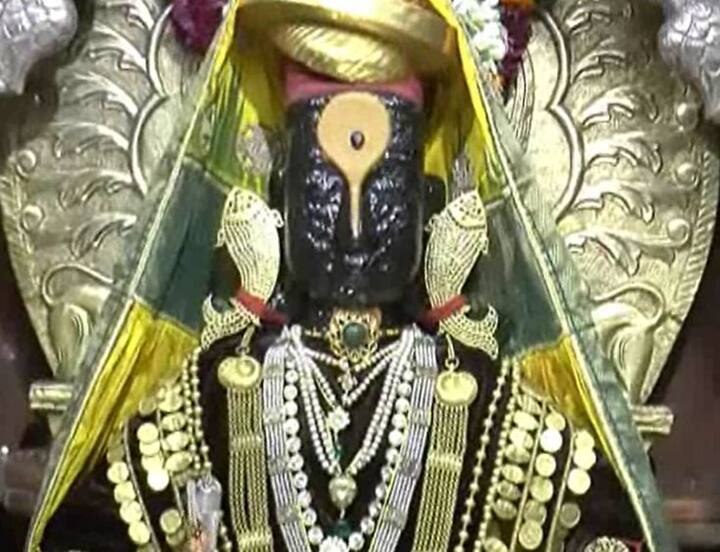 आज दुपारी विठ्ठल-रखुमाईला आकर्षक दागिन्यांनी मढविण्यात आले. 