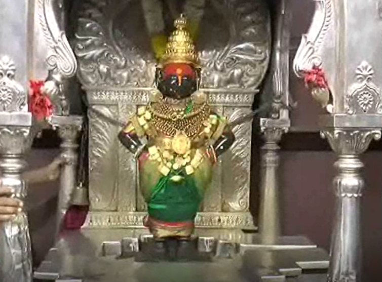 विठ्ठल-रखुमाईला पारंपरिक दागिन्यांचा साज!