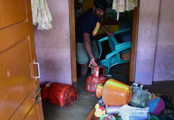 या नैसर्गिक आपत्तीमुळे संकटात सापडलेल्या बिहारच्या मदतीला एनडीआरएफची पथकं धावली आहेत. बिहारमध्ये सध्या 22 पथकं कार्यरत आहेत. यामध्ये 949 जवान, 100 बोटी, याशिवाय एसडीआरएफच्या 15 टीम- यामध्ये 421 जवान, 82 नौका, तसंच सैन्यदलाच्या चार तुकड्या यामध्ये 300 जवान आणि 40 बोटींचा समावेश आहे.   याशिवाय वायूसेनेच्या दोन हेलिकॉप्टरच्या माध्यमातून पूरग्रस्त भागात खाद्यान्न पुरवलं जात आहे. 