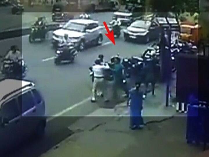 Pune Husband Of Judge Beaten Up Traffic Police Latest Update VIDEO : पुण्यात न्यायाधीशाच्या पतीची वाहतूक पोलिसाला मारहाण
