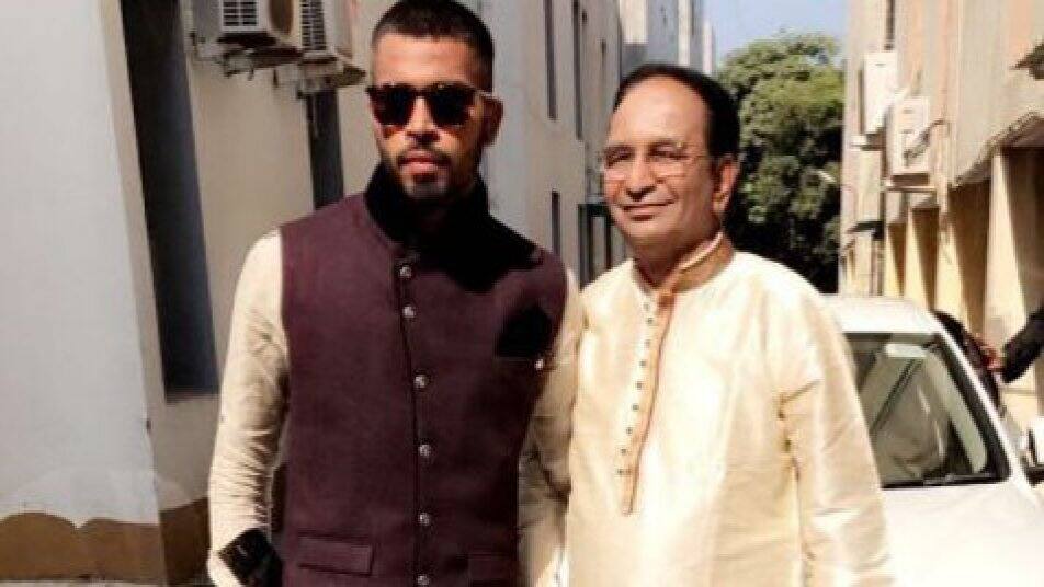 Hardik Pandya Gifted Car To His Father Latest Updates पहिलं शतक ठोकल्यानंतर हार्दिक पंड्याचं वडिलांना खास गिफ्ट