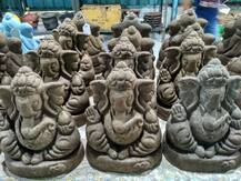 नाशिकमध्ये पंचगव्यापासून बनवलेल्या गणेशमूर्ती