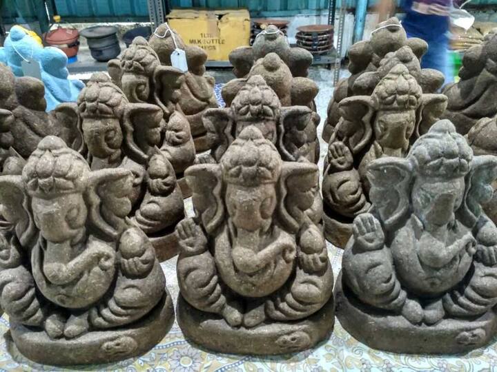 गणेशोत्सव आता थोड्याच दिवसांवर येऊन ठेपला असून बाजारात गणपतीच्या आकर्षक मुर्ती दाखल झाल्या आहेत. मात्र नाशिकमध्ये आता स्वदेशी संस्थांकडून पहिल्यांदाच देशी पंचगव्यापासून बनवण्यात आलेल्या गणेशमूर्ती प्रत्येकाच्या आकर्षणाचा विषय ठरत आहेत.
