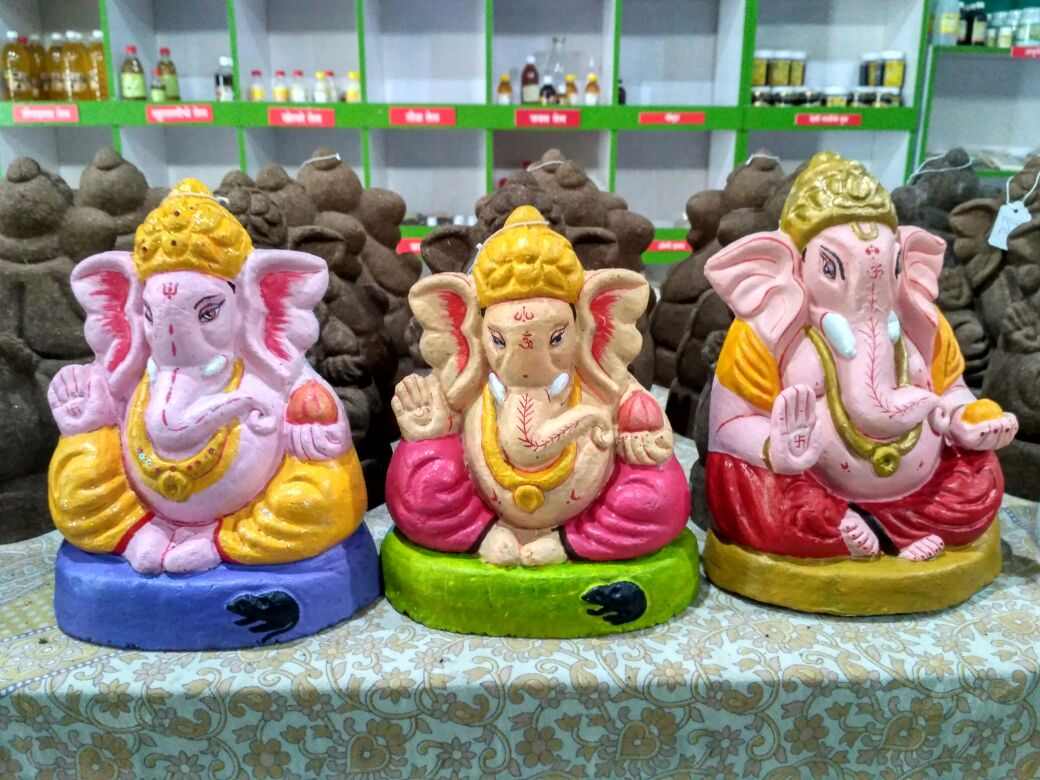 नाशिकमध्ये पंचगव्यापासून बनवलेल्या गणेशमूर्ती