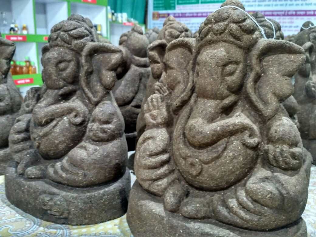 नाशिकमध्ये पंचगव्यापासून बनवलेल्या गणेशमूर्ती