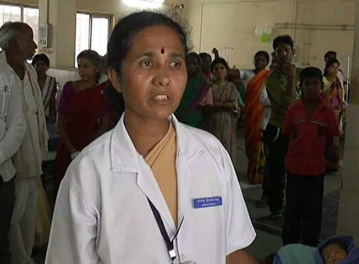 Nurse Aasha Kshirsagar Helps Women In Hingoli Latest Updates निराधारांची ‘आशा’, हिंगोली जिल्हा रुग्णालयातील नर्सचं सर्वत्र कौतुक