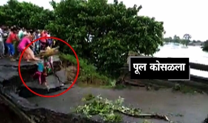 Bridge Collapse In Bihar Due To Flood Latest Updates VIDEO : बिहारमध्ये महापूर, पूल कोसळल्याने तिघेजण वाहून गेले!