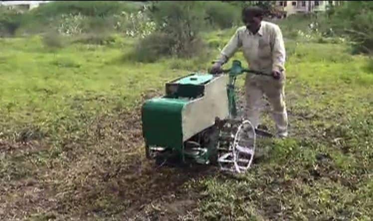 Rajendra Lohar Has Created A Nano Tractor From The Material Of The Scrap भंगारातून नॅनो ट्रॅक्टर, अल्पभूधारक शेतकऱ्यांसाठी राजेंद्र लोहारांचा उत्तम पर्याय
