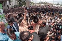 चाहत्यांच्या गरड्यात सनी लियोनी